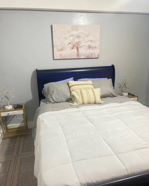 21-24 28th Ave in Queens, NY - Building Photo