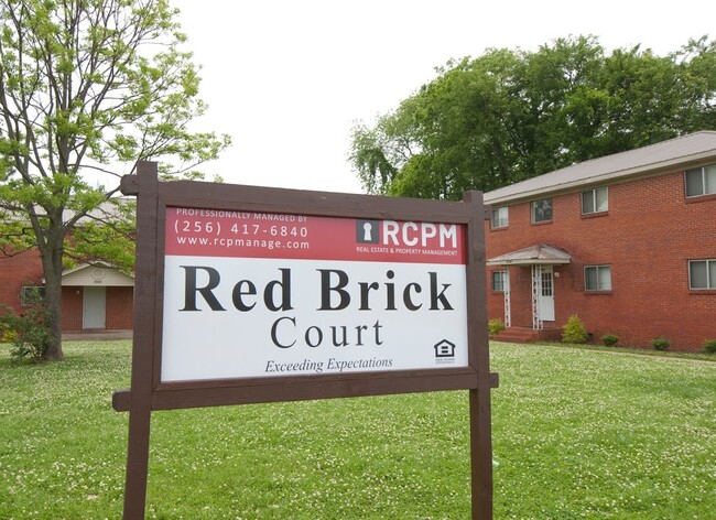 Red Brick Court in Huntsville, AL - Foto de edificio - Building Photo