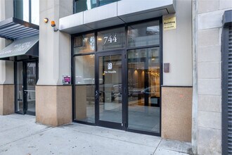 Royalle Condominium in Chicago, IL - Foto de edificio - Building Photo