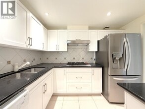 560 Cardero St in Vancouver, BC - Building Photo - Building Photo