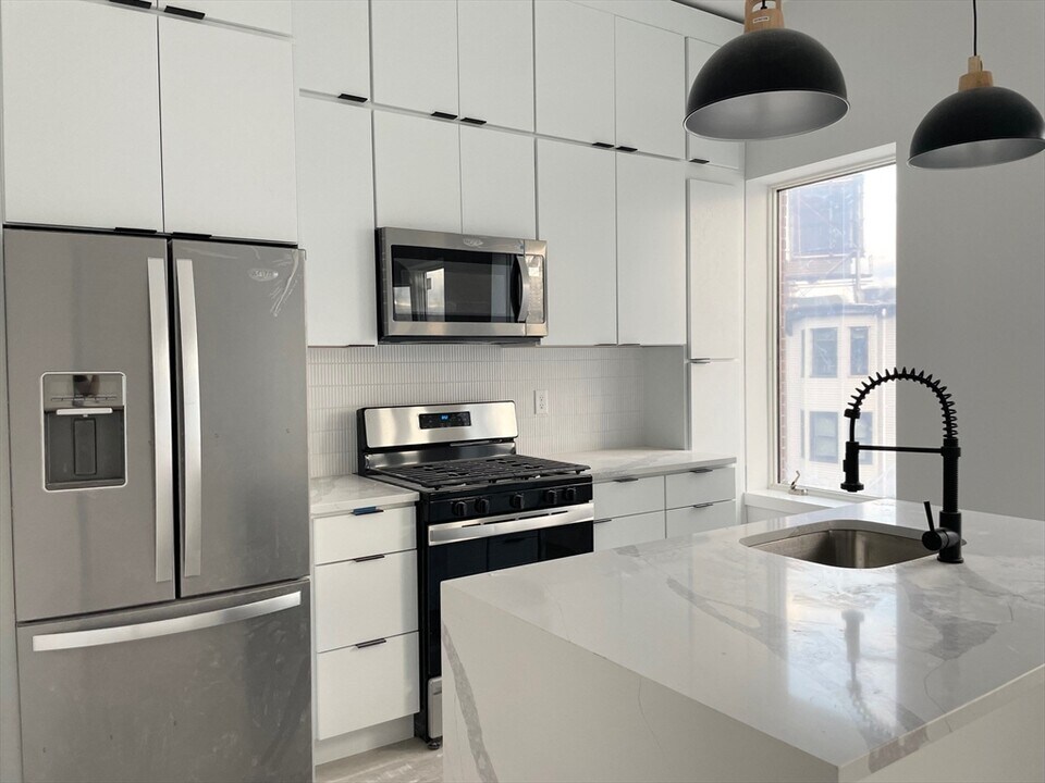 108 Chelsea St in Boston, MA - Building Photo