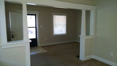 900 S Cedar Ave in Independence, MO - Building Photo - Building Photo