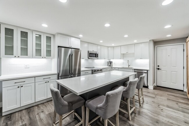 2253 Gilman Dr W in Seattle, WA - Building Photo - Building Photo