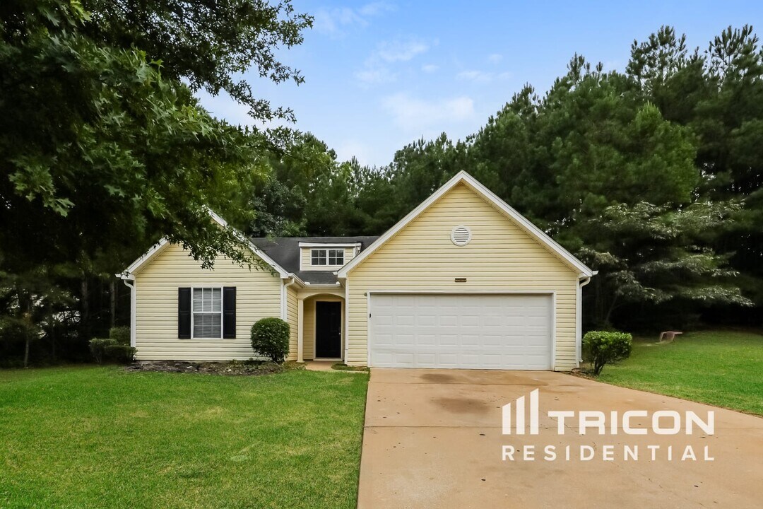 6868 Merrywood Dr in Fairburn, GA - Building Photo
