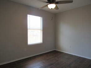 335 Redfish Dr in Laredo, TX - Building Photo - Building Photo