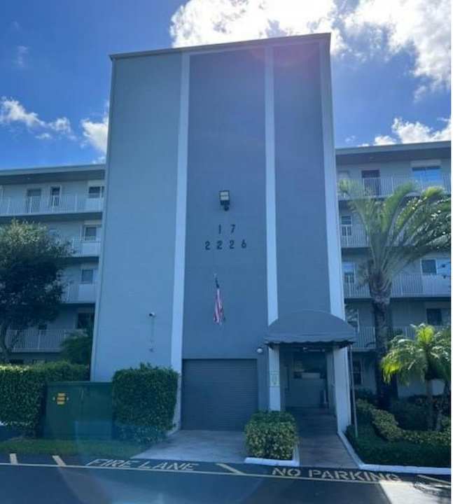 2226 N Cypress Bend Dr, Unit 210 in Pompano Beach, FL - Foto de edificio