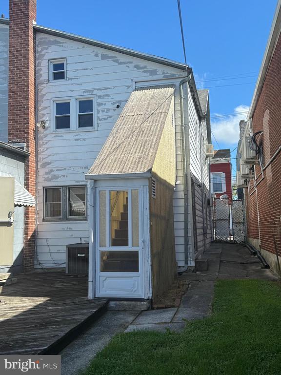 property at 10 E Main St