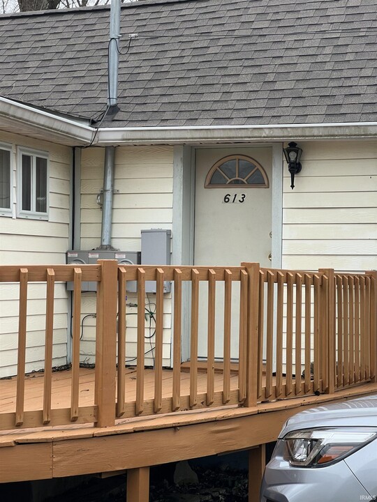 613 W Kirkwood Ave in Bloomington, IN - Building Photo