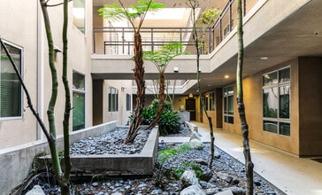 6001 Carlton Way, Unit 106 in Los Angeles, CA - Foto de edificio - Building Photo