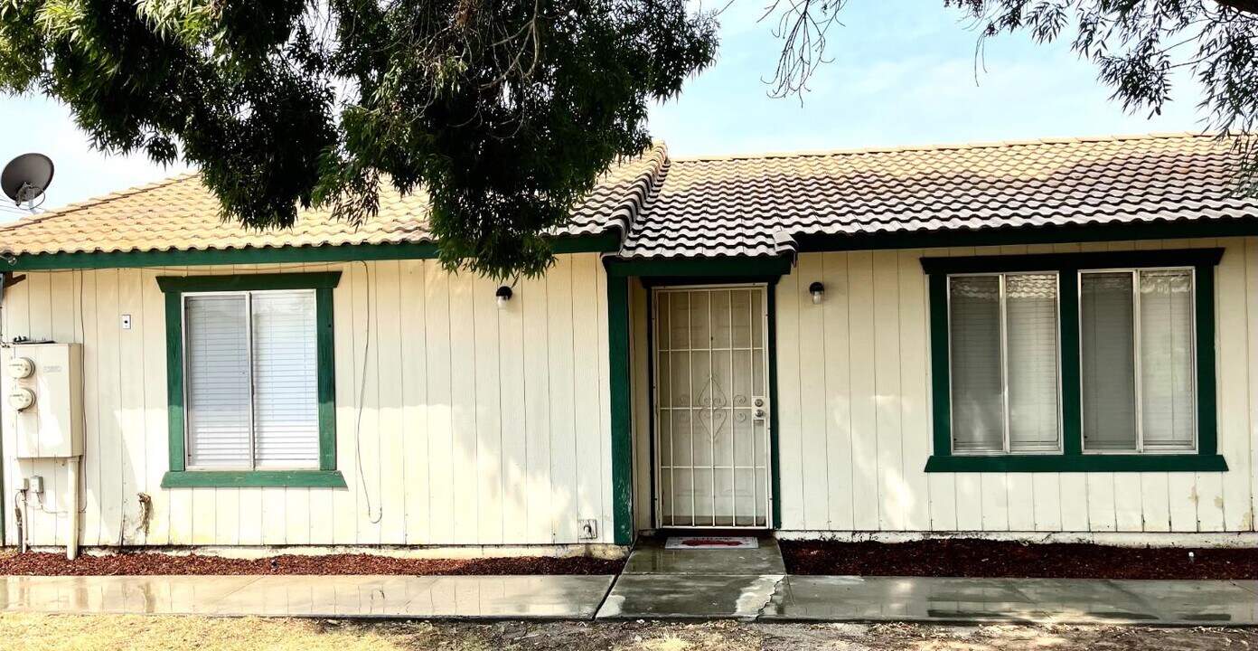 363 Florinda St in Hanford, CA - Foto de edificio