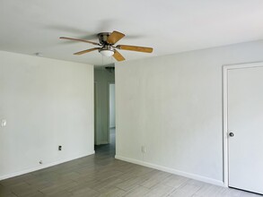 512 Conniston Rd, Unit Apt 512 in West Palm Beach, FL - Building Photo - Building Photo
