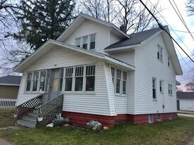 400 Washington Ave, Unit LOWR in Holland, MI - Building Photo