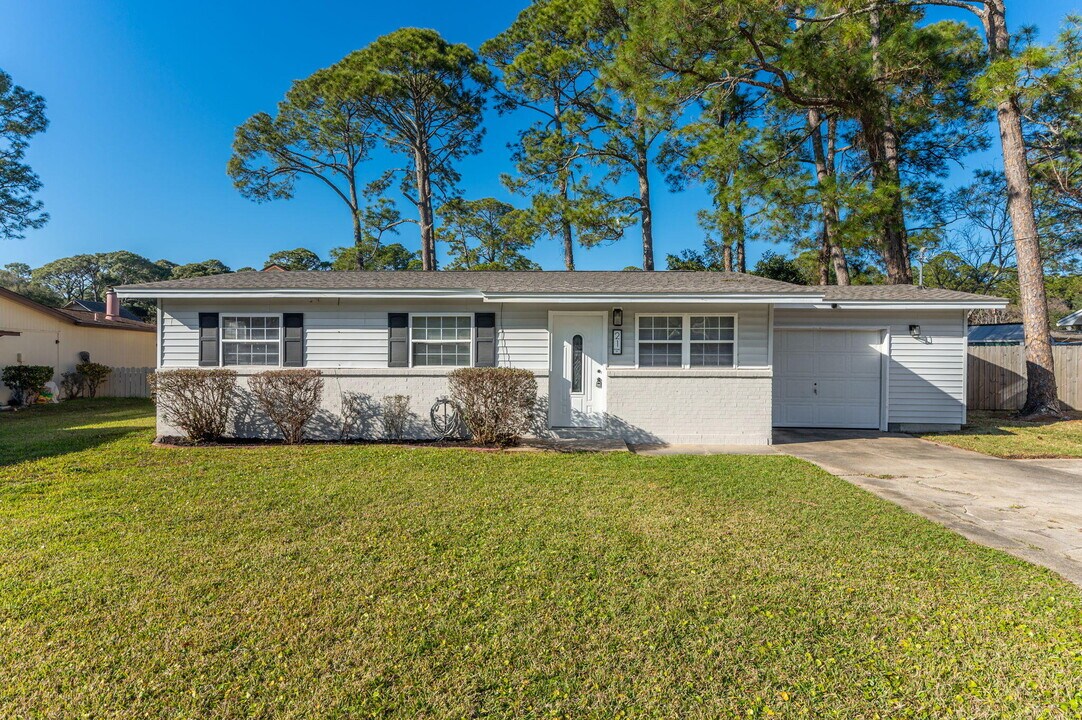 21 Kohler Dr in Mary Esther, FL - Building Photo