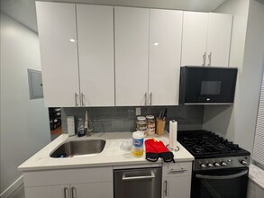 2562 37th St, Unit 3 in Astoria, NY - Foto de edificio - Building Photo