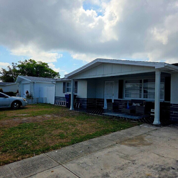 5232 Sparrow Dr in Holiday, FL - Foto de edificio