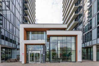 9600 Yonge St in Richmond Hill, ON - Building Photo - Building Photo