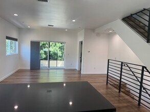 5638 Woodman Ave in Van Nuys, CA - Foto de edificio - Building Photo