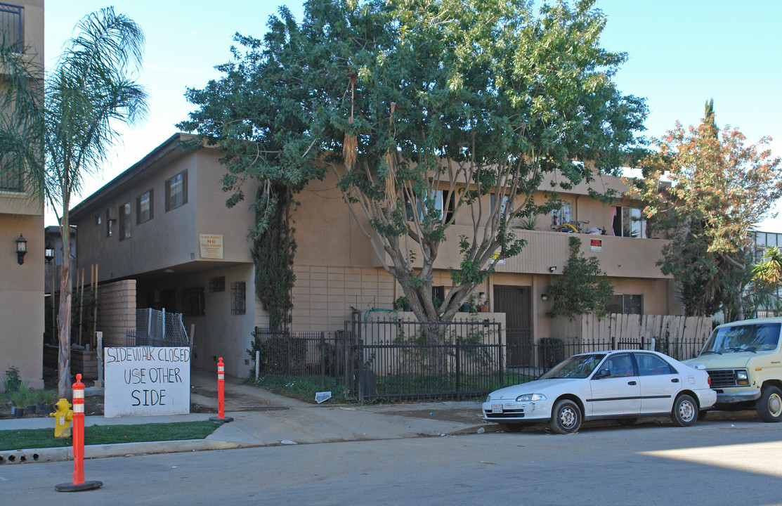 1327 S St Andrews Pl in Los Angeles, CA - Foto de edificio