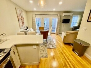 17R Clark St, Unit 4 in Boston, MA - Foto de edificio - Building Photo