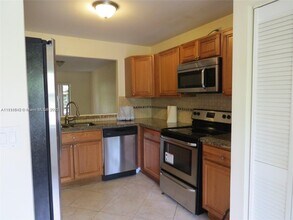216 Lakeside Cir in Sunrise, FL - Building Photo - Building Photo
