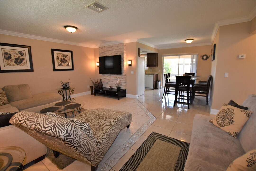 5064 Michigan Ave in West Palm Beach, FL - Building Photo