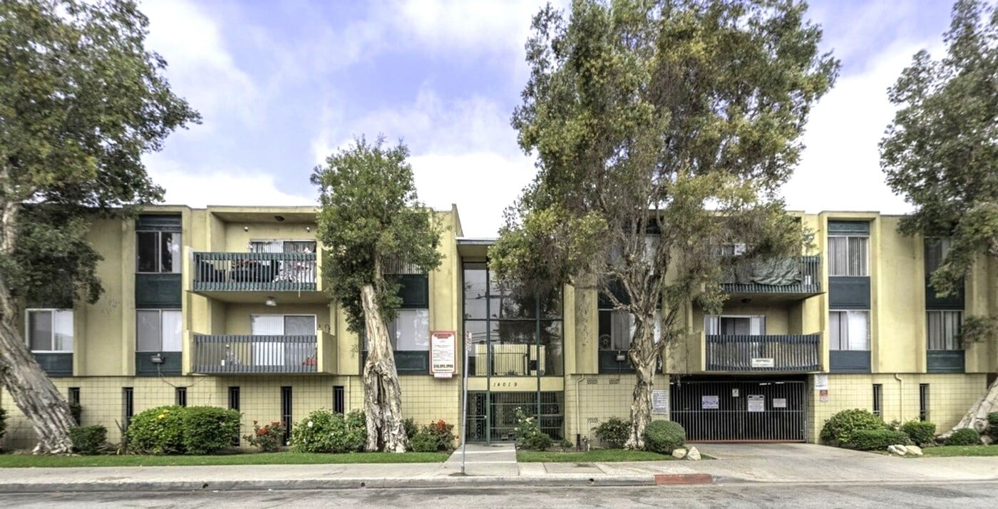 14019 Cerise Ave in Hawthorne, CA - Foto de edificio