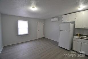 1009 Plymouth St, Unit A in Gastonia, NC - Building Photo
