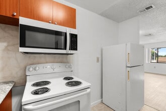 Oasis Villas in Miami, FL - Building Photo - Interior Photo