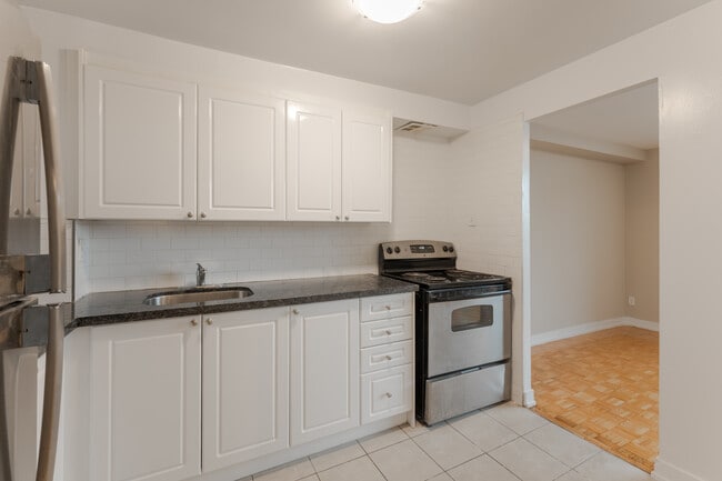 The Village View Apartments in Brampton, ON - Building Photo - Building Photo