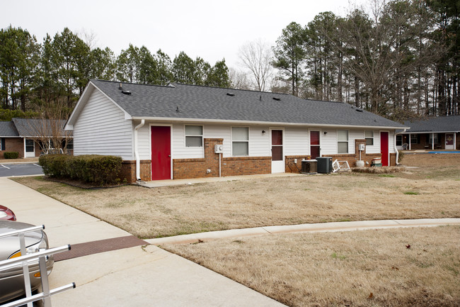 Highland Village in Monroe, GA - Building Photo - Building Photo