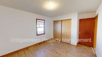 198 Woodsview Dr in Jeffersonville, OH - Building Photo - Building Photo