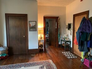 319 Green Ln, Unit 2 in Philadelphia, PA - Building Photo - Building Photo