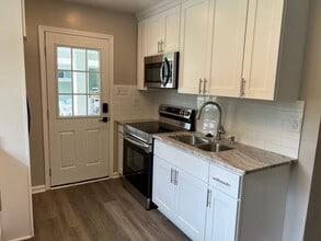 5608 Aurora Dr in Virginia Beach, VA - Building Photo - Building Photo