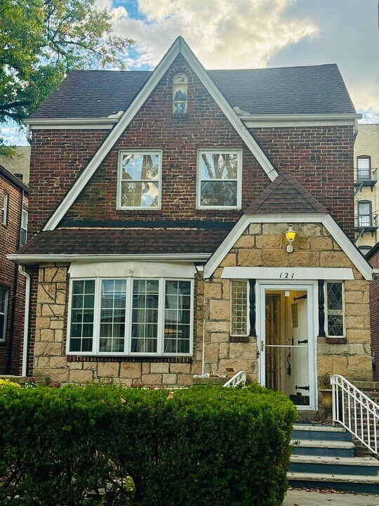 121 Bentley Ave in Jersey City, NJ - Building Photo