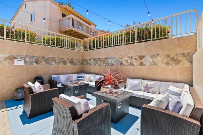 300 Glenwood Cir in Monterey, CA - Building Photo - Building Photo