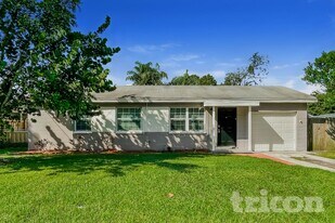 3909 W Wallace Ave in Tampa, FL - Building Photo