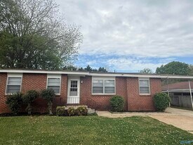 3218 Fairacres Rd SW in Huntsville, AL - Building Photo