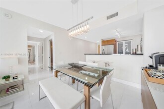 253 NE 2nd St, Unit 1109 in Miami, FL - Foto de edificio - Building Photo