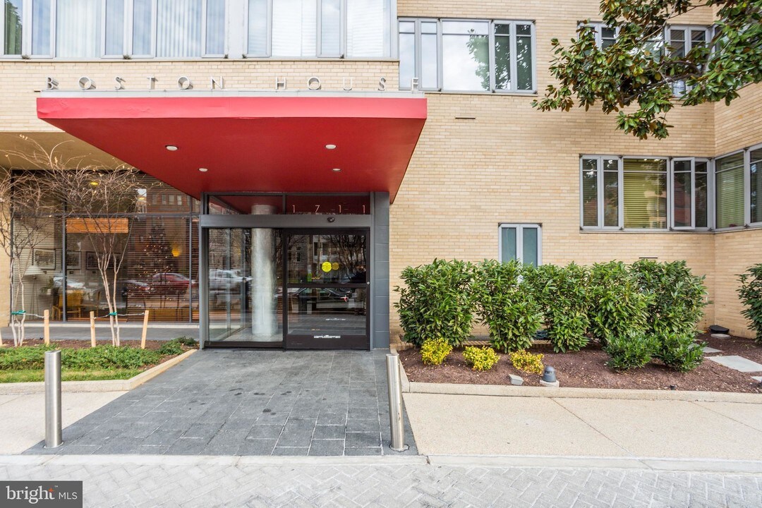 1711 Massachusetts Ave NW, Unit 807 in Washington, DC - Building Photo