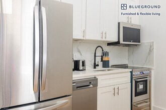 161 W 54th St in New York, NY - Building Photo - Building Photo