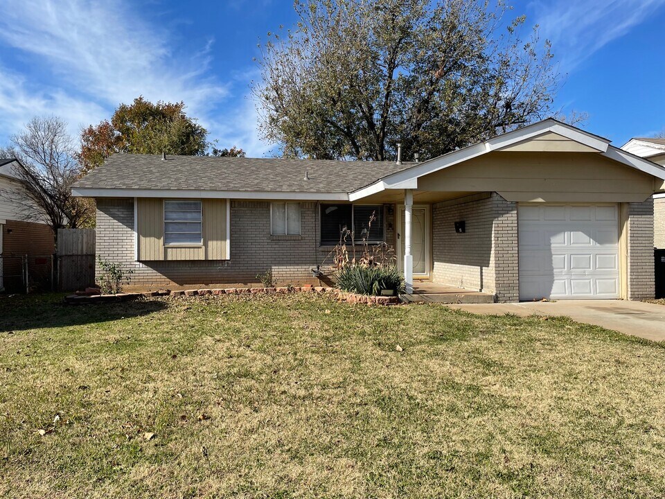 1113 Berwyck Dr in Moore, OK - Building Photo