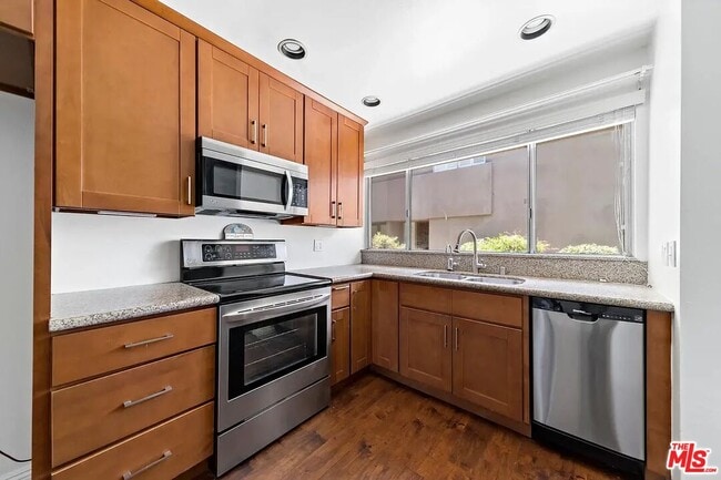 18110 Killion St in Los Angeles, CA - Building Photo - Building Photo