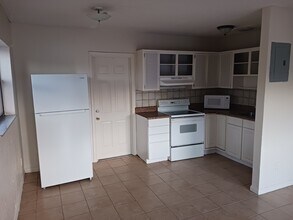 2000 NW 27th St, Unit 1 in Oakland Park, FL - Foto de edificio - Building Photo