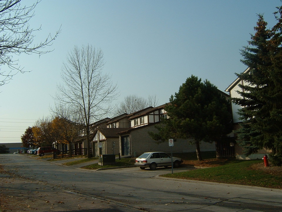 Monarch Mews in Ajax, ON - Building Photo