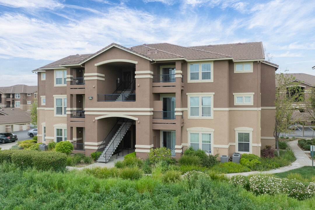 Valencia Point in Sacramento, CA - Building Photo