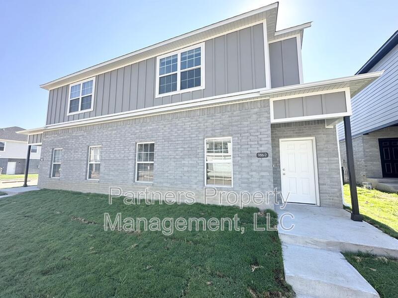 986 S Benchmark Ln in Fayetteville, AR - Building Photo