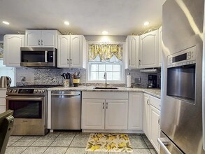 22 Clyde St, Unit Apartment 2 in Somerville, MA - Building Photo - Building Photo