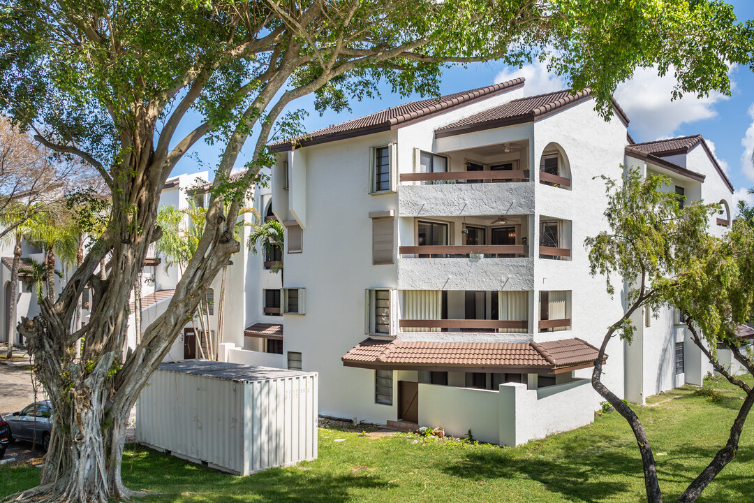 Kenland Pointe Condo II in Miami, FL - Building Photo