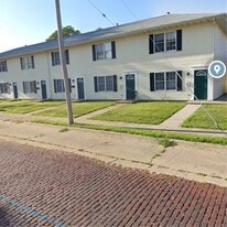 100 E Vine St in Taylorville, IL - Building Photo