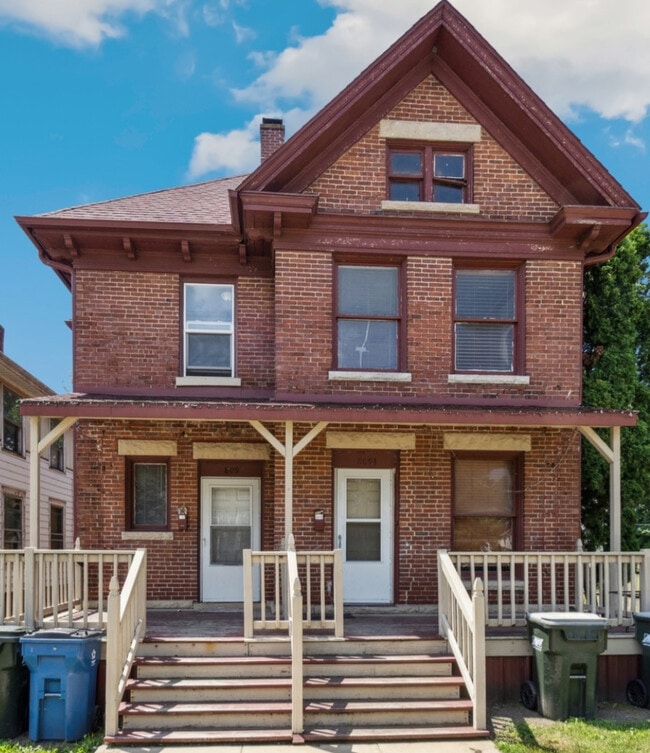 property at 809 W 4th St